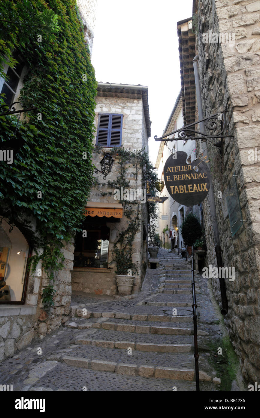 Vista lungo la stradina di rue grande una delle principali strade di St Paul de Vence provence alpes maritimes a sud della Francia Foto Stock