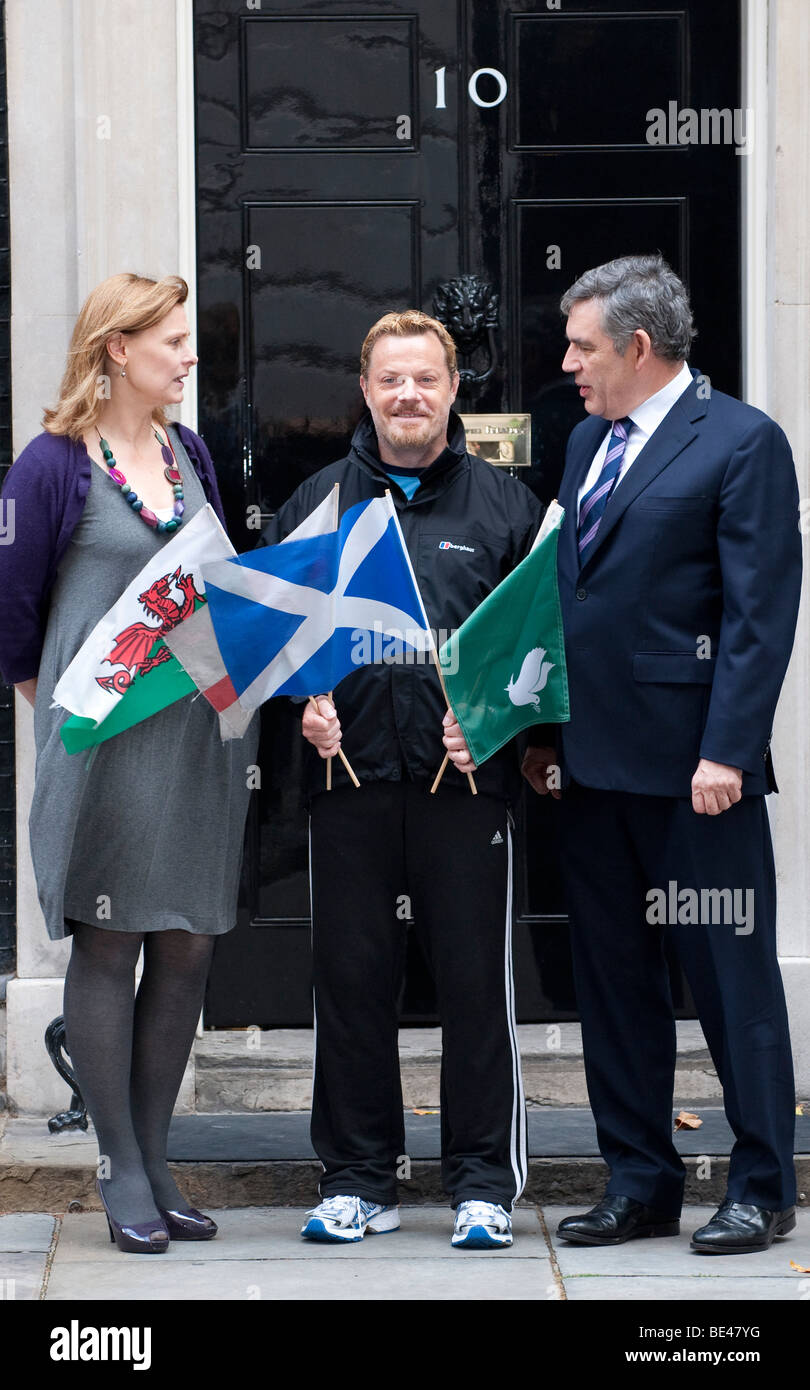 Il Primo Ministro e Sarah Brown benvenuto Eddie Izzard a Downing Street Foto Stock