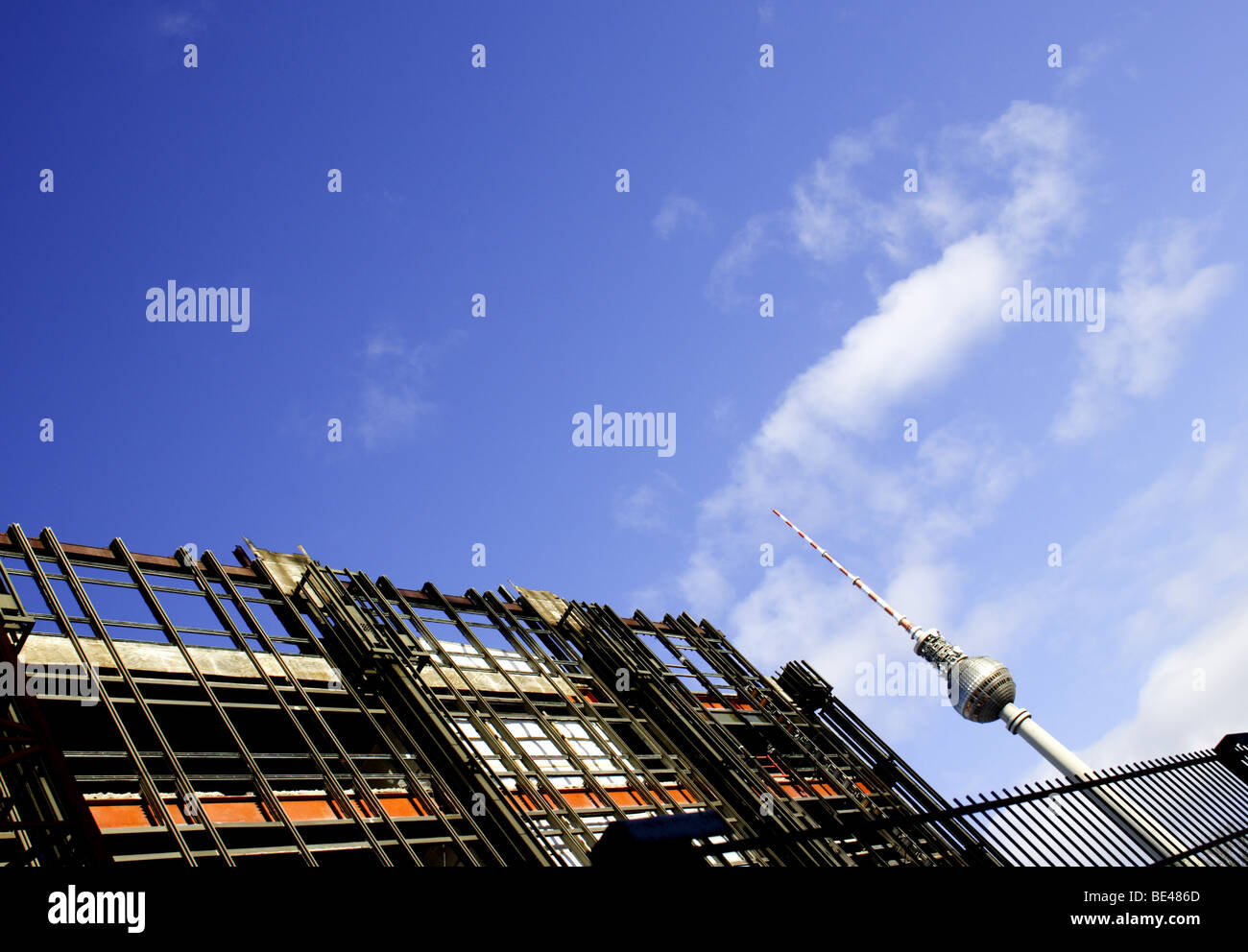 Reste des ehemaligen Palasts der Republik mit dem Fernsehturm in Berlin-Mitte Foto Stock