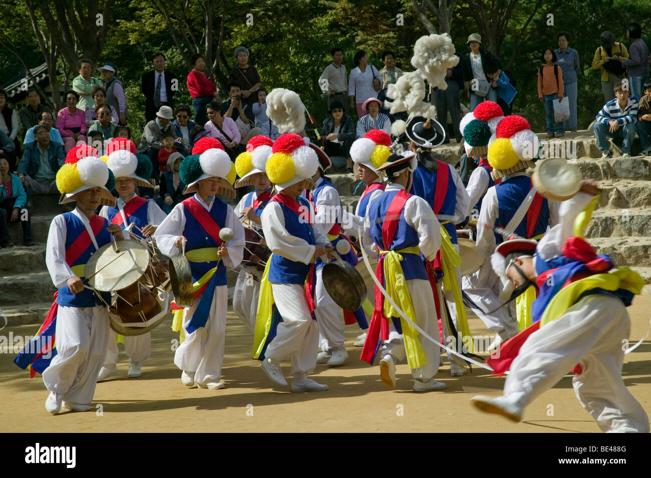 Republik di Corea, Suwon, Villaggio Folkloristico Coreano; gli agricoltori di musica e danza Foto Stock