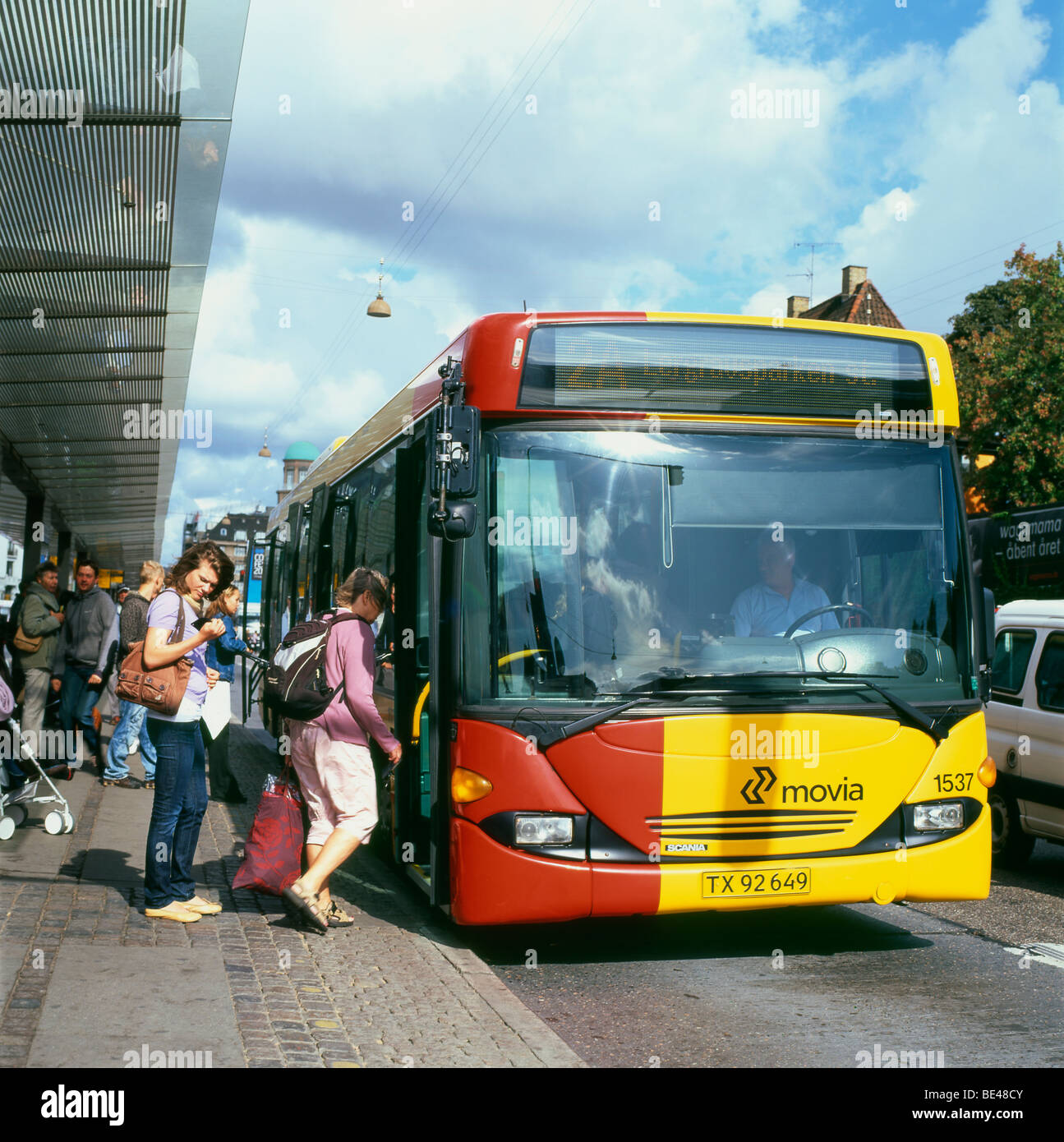 Passeggeri persone a bordo di un autobus fuori dalla stazione centrale di Hovedbanegarden in Copenaghen Danimarca Europa KATHY DEWITT Foto Stock