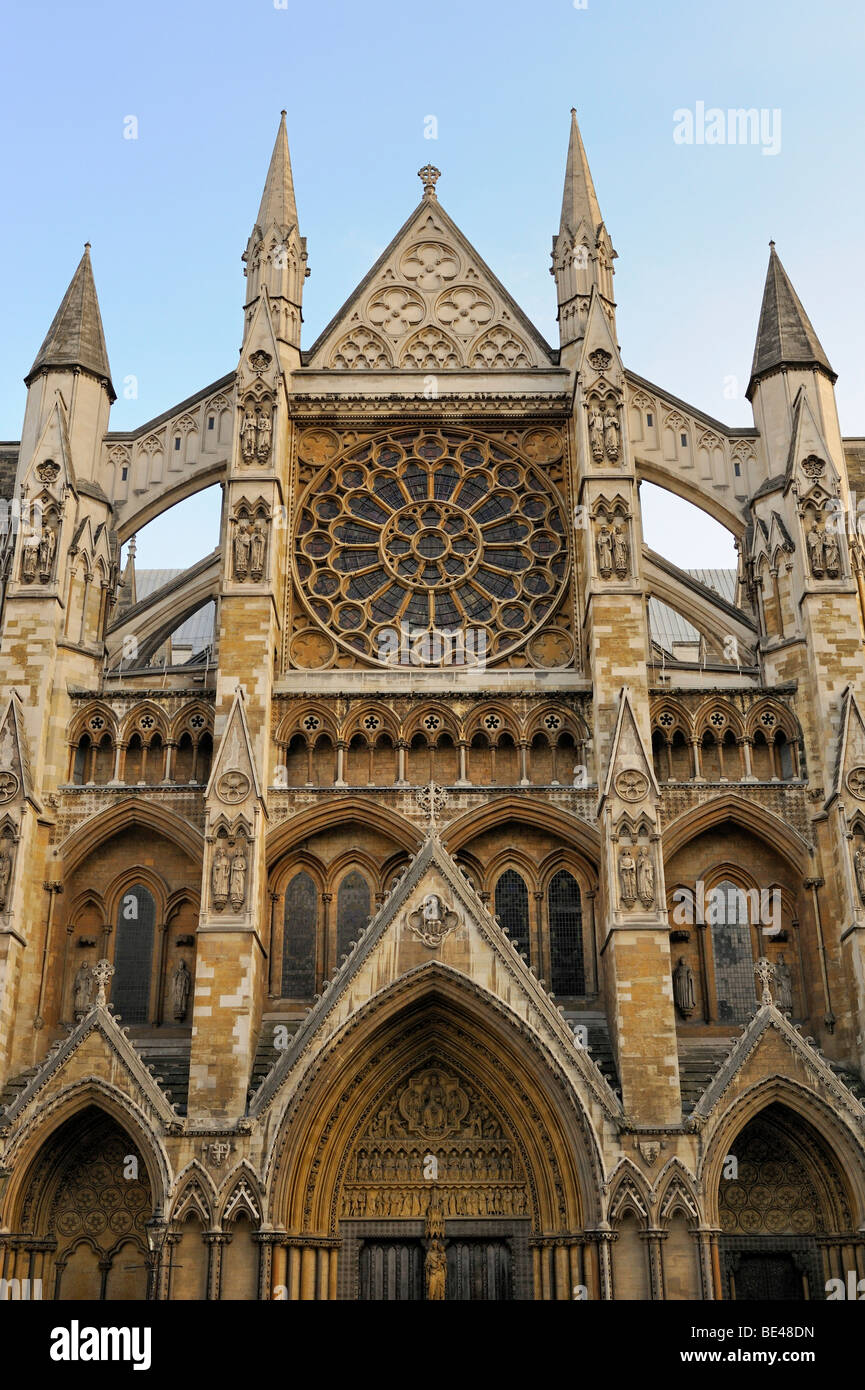 L'Abbazia di Westminster, il transetto nord con il portale degli archi, finestra rotonda e torri di sostegno, Londra, Inghilterra, Regno Unito Eur Foto Stock