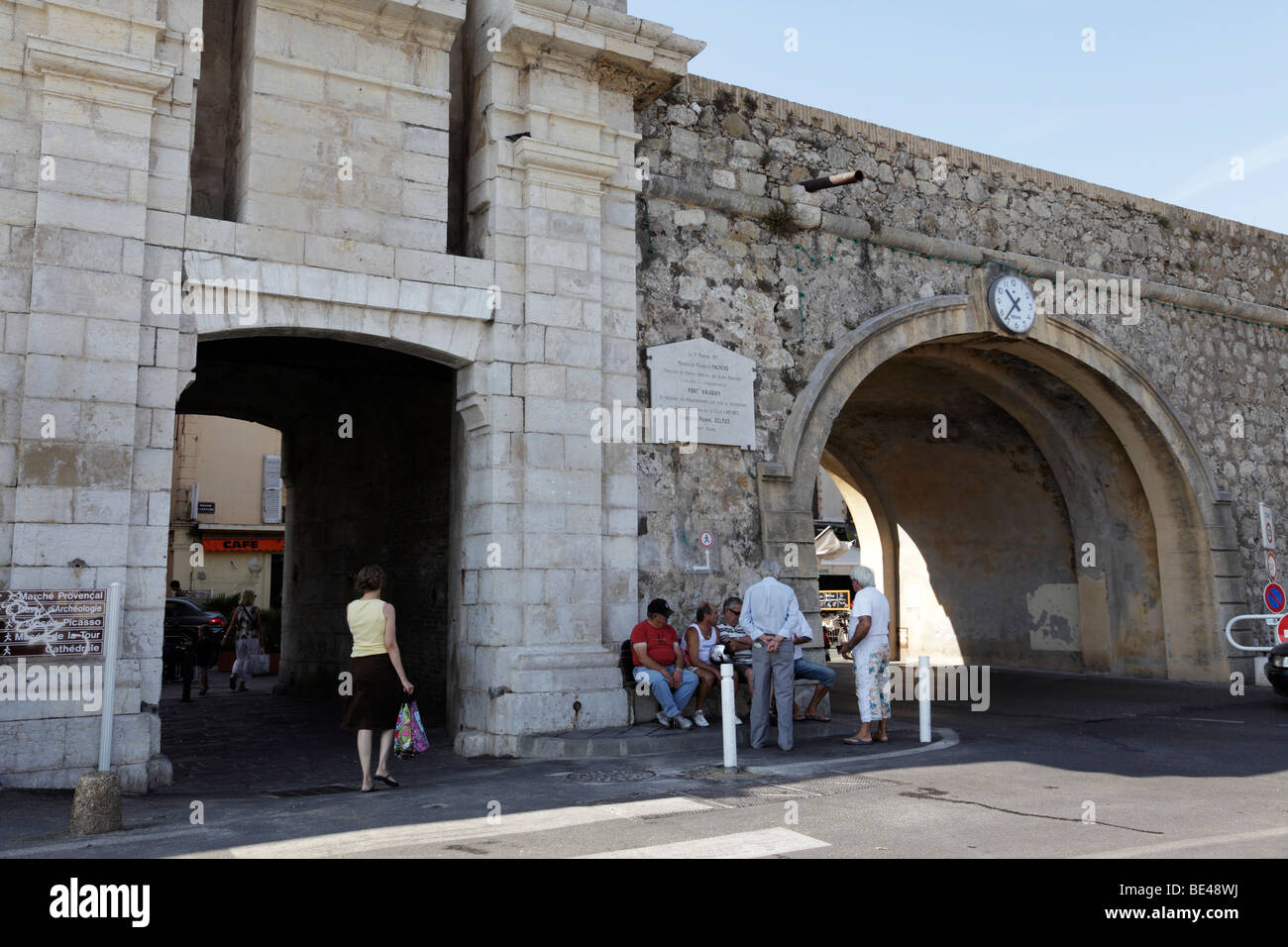 Il vecchio sea gate per immettere la città vecchia da Port Vauban su rue aubemon antibes sud della Francia Foto Stock