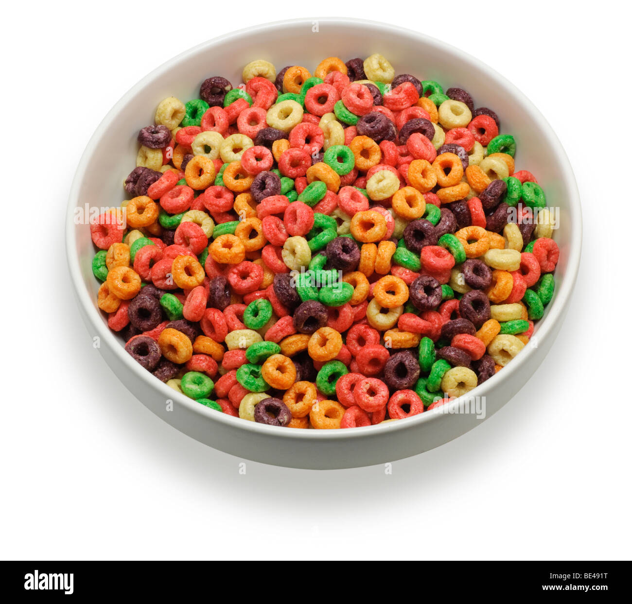 Ciotola con colorati round cereali, visto da quasi retta sopra, isolati su sfondo bianco. Salvato con un tracciato di ritaglio Foto Stock