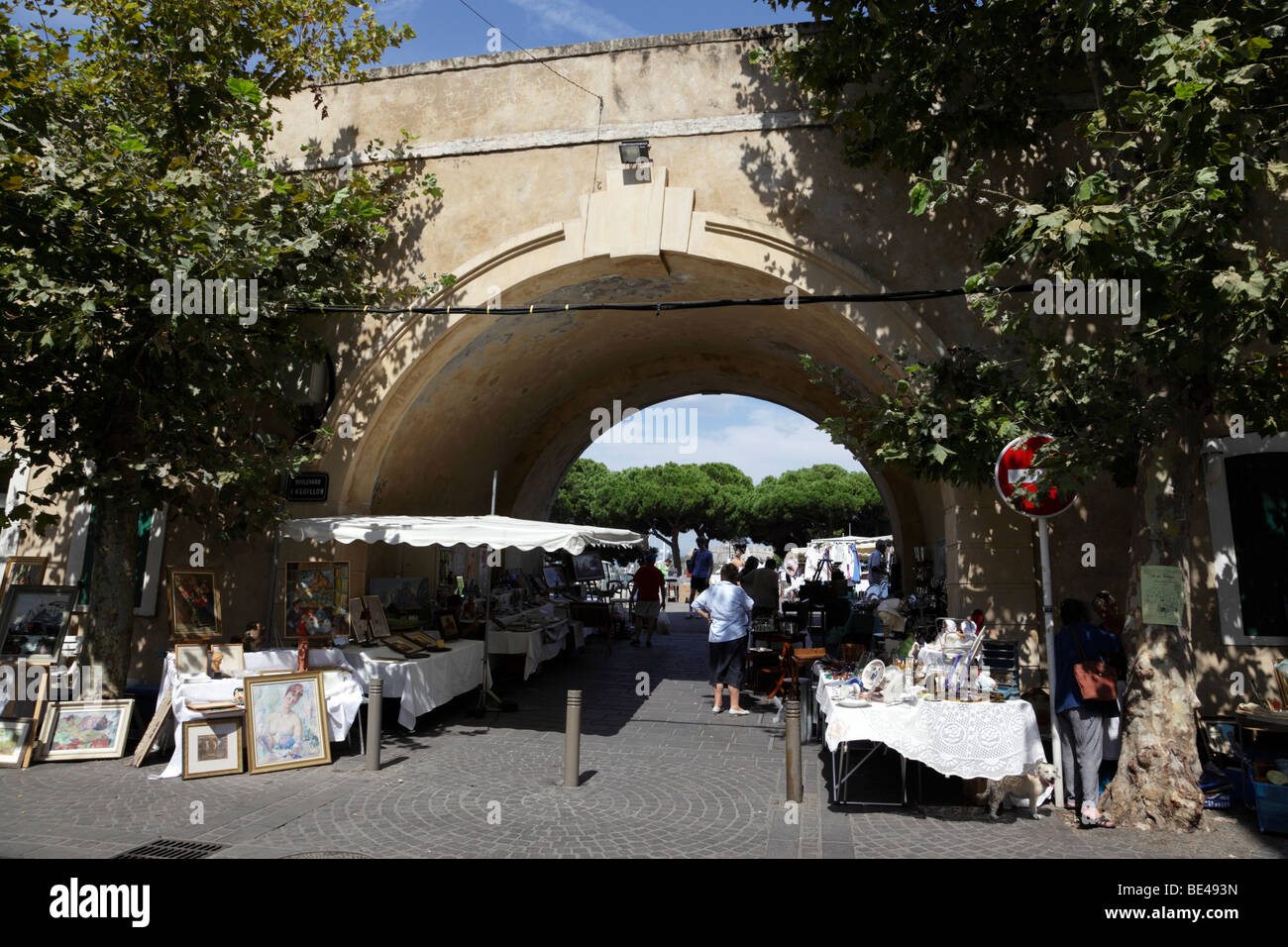 Gli artisti locali vendono i loro lavori per il vecchio sea gate lungo la rue thuret antibes sud della Francia Foto Stock