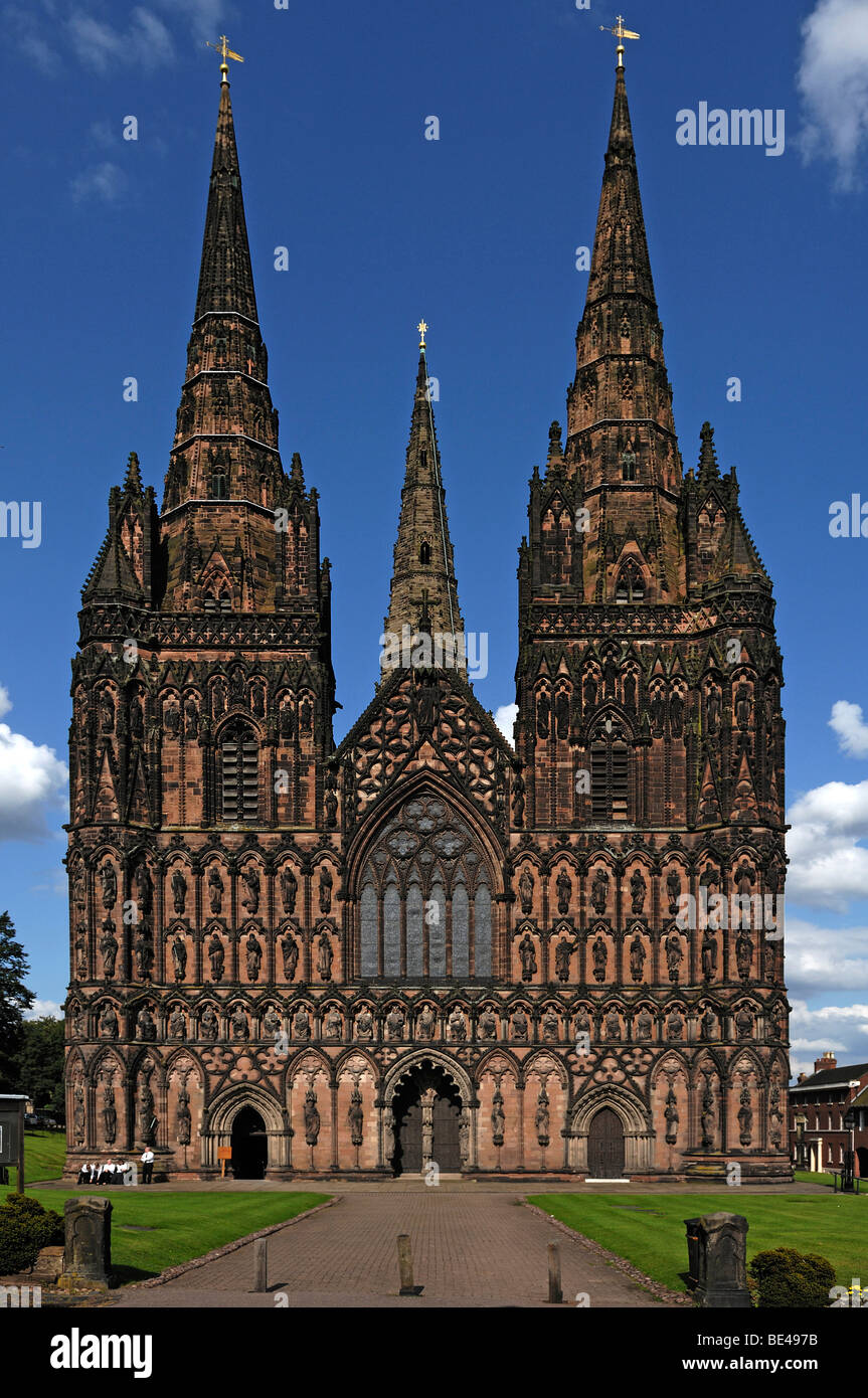 Facciata principale di Lichfield Cathedral, decorata in stile gotico inglese, 1256-1340, la stretta, Lichfield, Staffordshire, Inghilterra, U Foto Stock