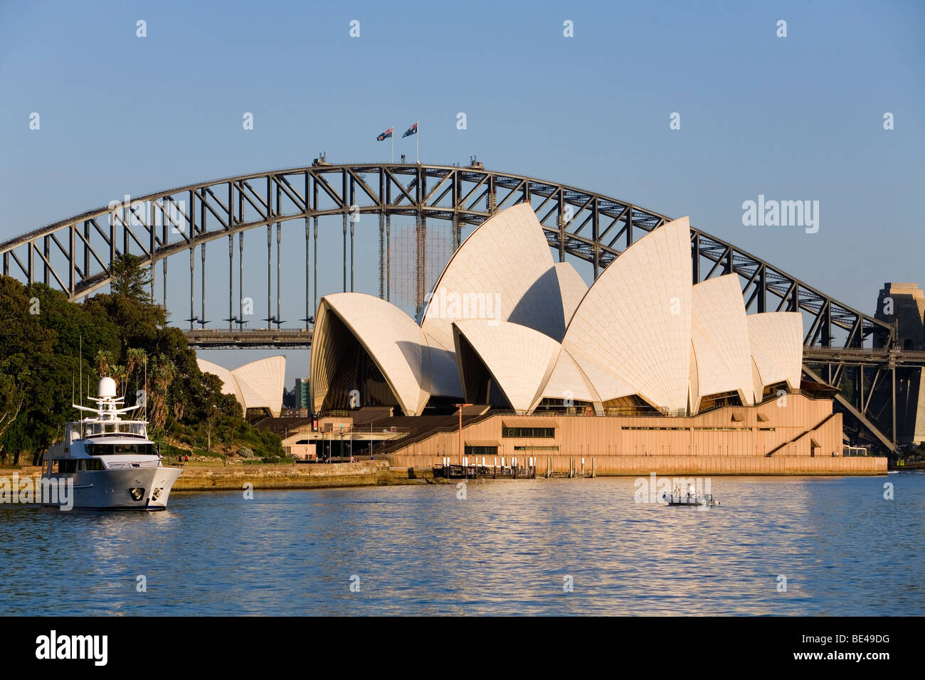 Vista sulla baia di fattoria per la Sydney Opera House e Harbour Bridge. Sydney, Nuovo Galles del Sud, Australia Foto Stock