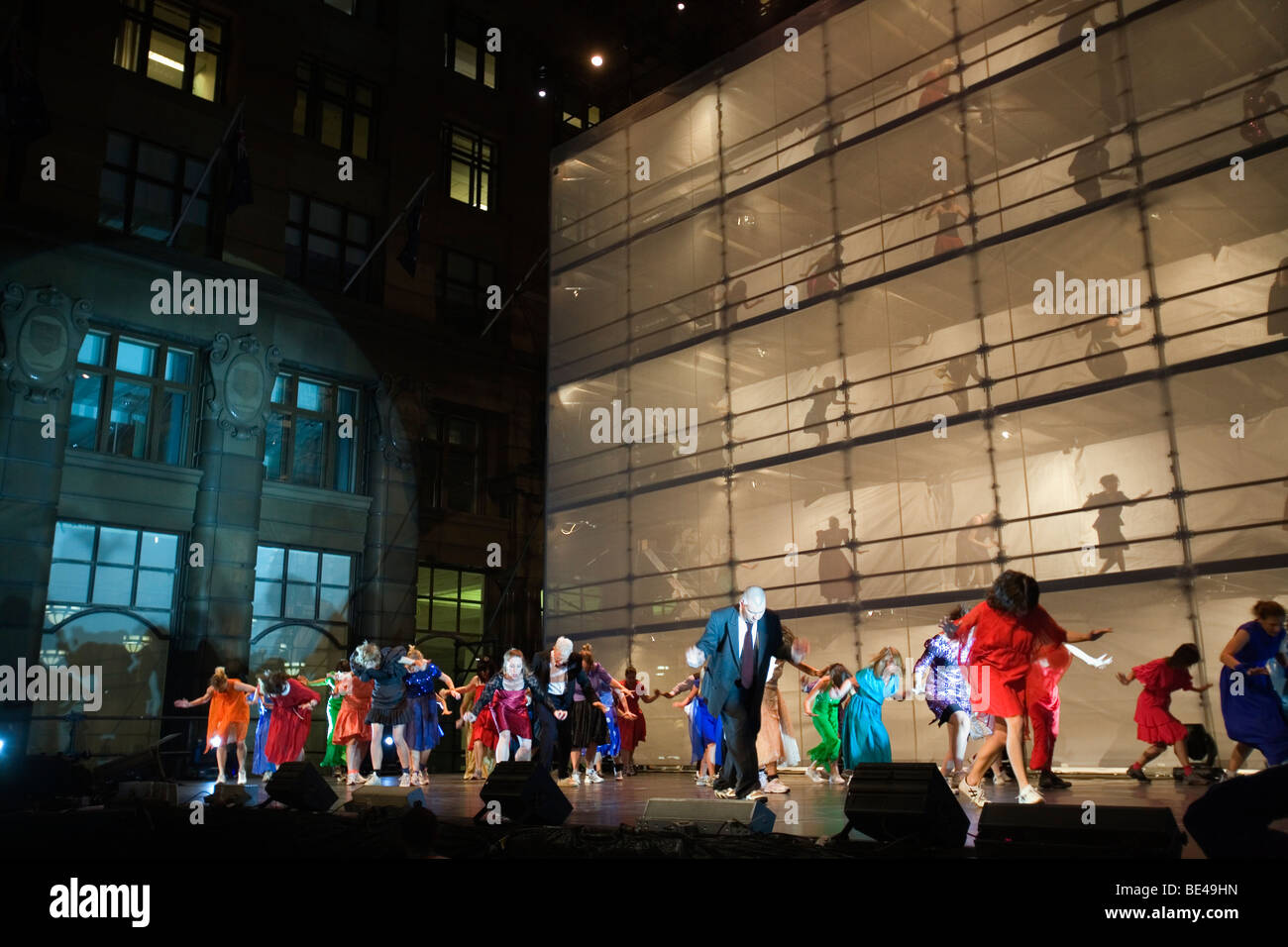 Performance di danza a Martin Place nel centro di Sydney, durante il Festival di Sydney prima notte. Sydney, Nuovo Galles del Sud, Australia Foto Stock