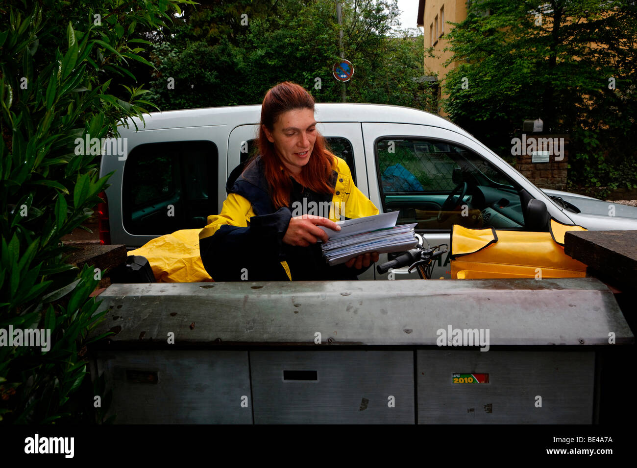 Supporto per posta Annerose Schulze sulla strada nel suo distretto per la Deutsche Post AG tedesca in Mail Sonnenberg a Stoccarda, ordinò Foto Stock