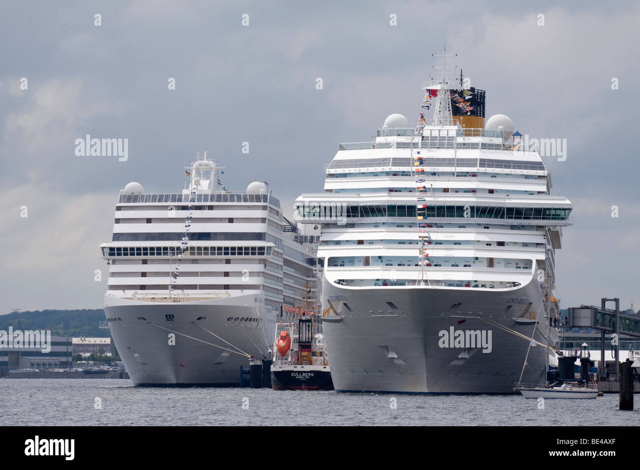 Navi da crociera MSC Orchestra, sinistra e Costa Magica nel porto di Kiel, Kiel, Schleswig-Harbor, Germania del Nord, Europa Foto Stock