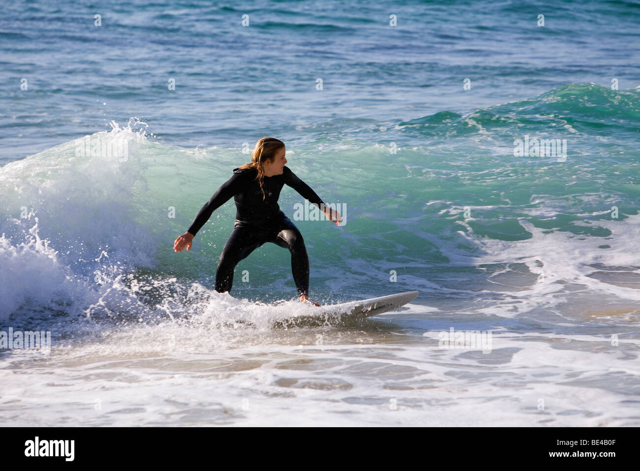 Un surfista catture una onda a Bondi Beach. Sydney, Nuovo Galles del Sud, Australia Foto Stock