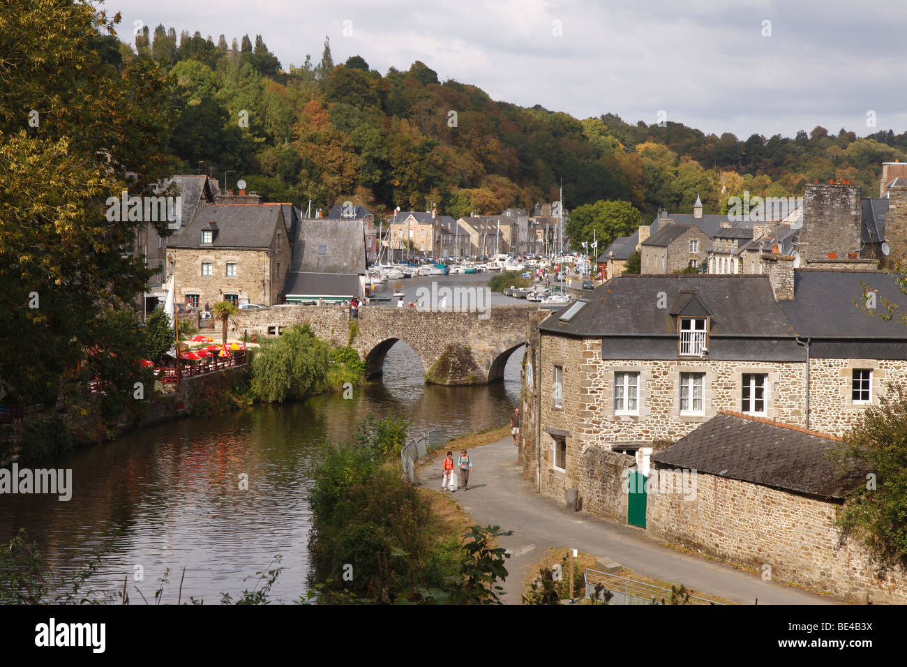 Vista panoramica del fiume Rance nel vecchio Dinan Francia Foto Stock