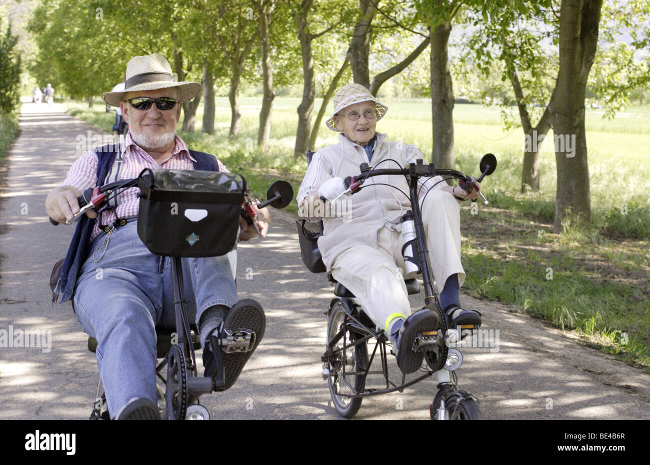 Seniorenpaar auf Sesselreadern Foto Stock