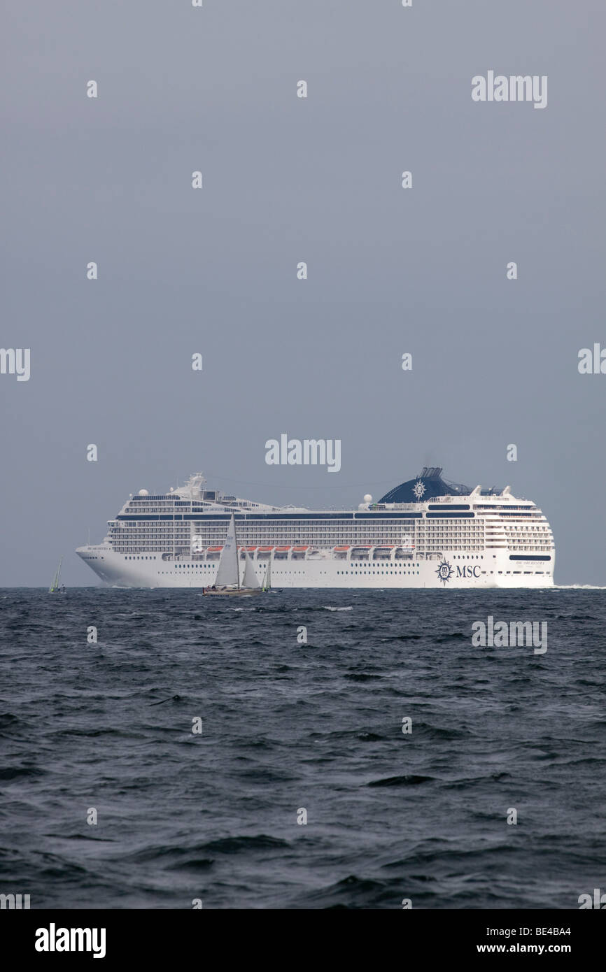 MSC Orchestra la nave di crociera, lasciando la Kiel fiordi, Kiel, Schleswig-Holstein, Germania settentrionale, Germania, Europa Foto Stock