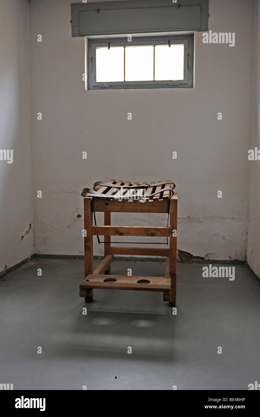 Rack per percosse in una cella del blocco di cella delle donne del campo di concentramento Ravensbrueck, Brandeburgo, Germania, Europa Foto Stock
