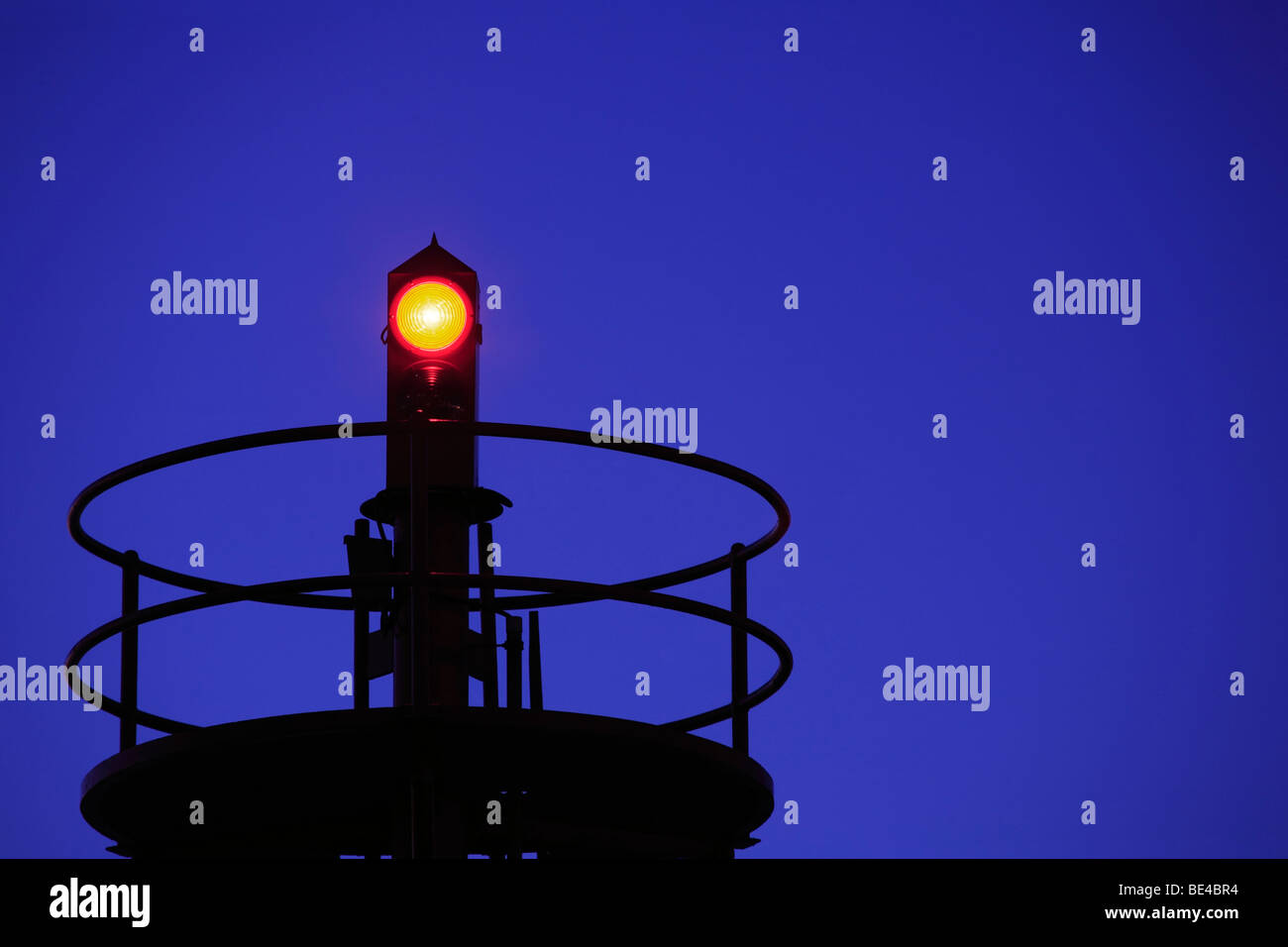 Mole beacon, faro, fuoco fisso, lato porta rossa, blu ora, Porto, città anseatica di città anseatica di Amburgo, Germania, Euro Foto Stock