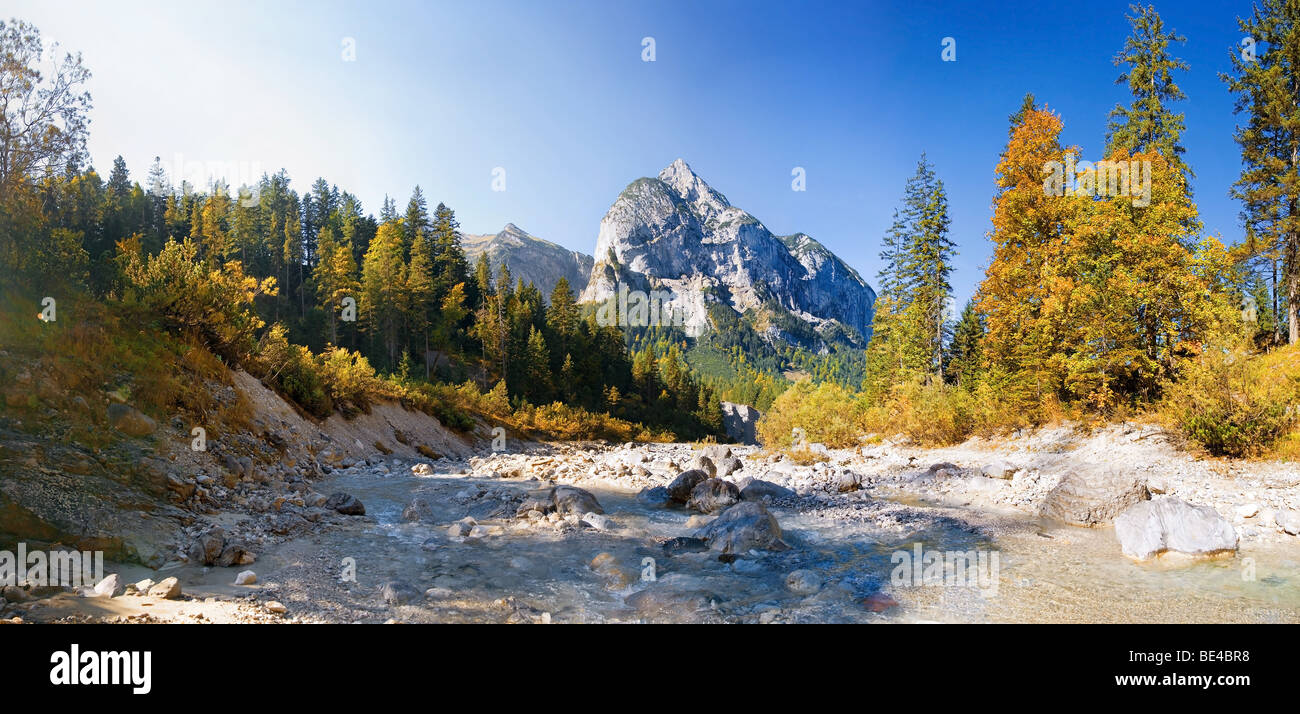 Torrente di montagna nell'autunnale Engtal Valley, vicino alla cabina Hagelhuette, Karwendel, Austria, Europa Foto Stock
