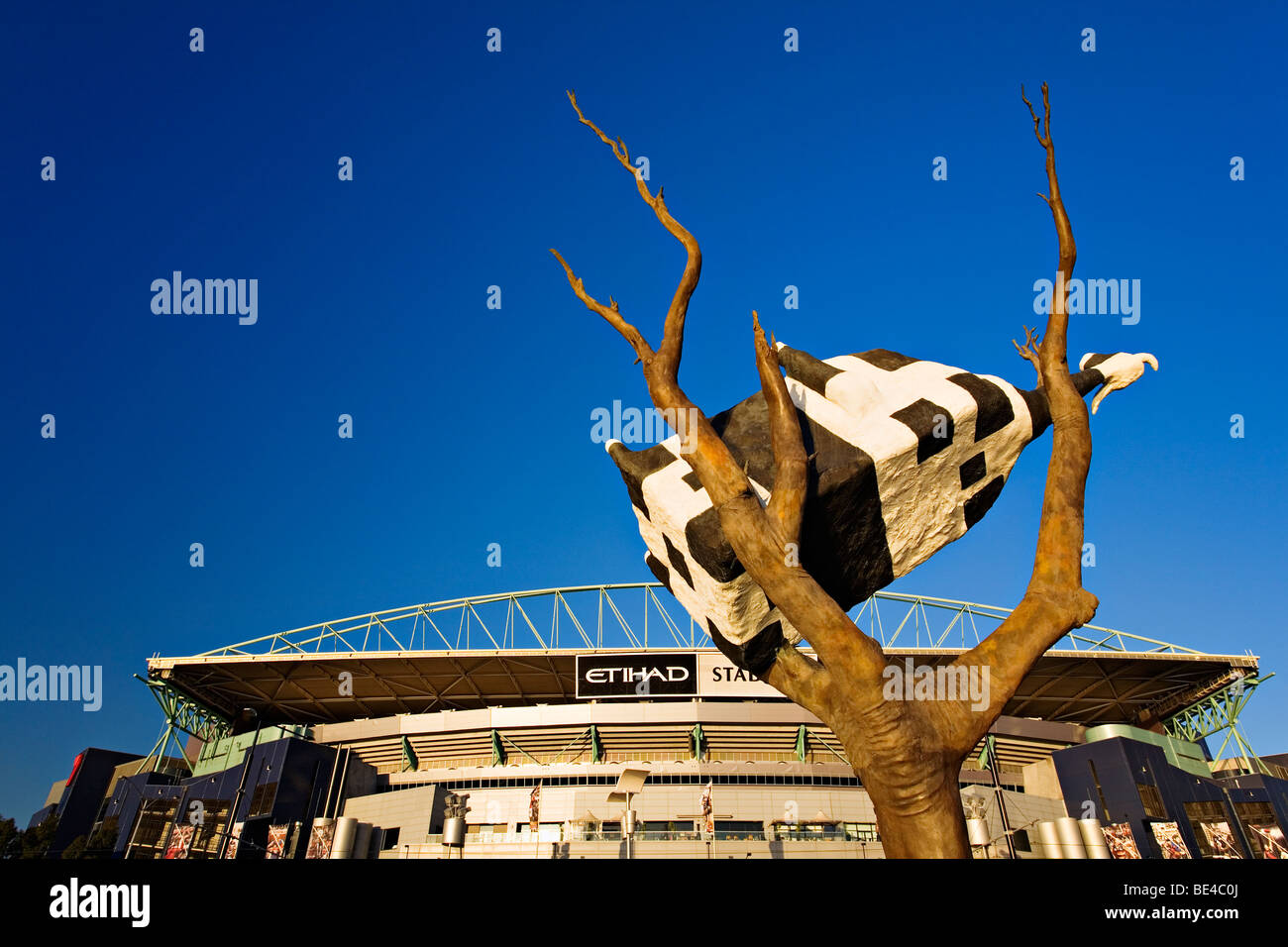 La vacca su un albero di una scultura in Melbourne Docklands Precinct in Melbourne Victoria Australia. Foto Stock