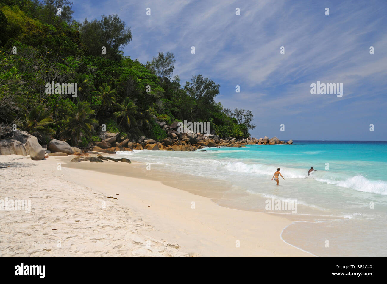 Spiaggia con rocce di granito e vegetazione tropicale, Anse Georgette, Isola di Praslin, Seychelles, Africa, Oceano Indiano Foto Stock