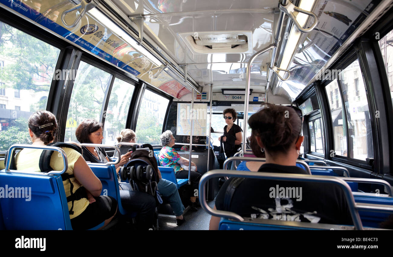 Ogni giorno la vita della città: in autobus, New York City, Stati Uniti d'America Foto Stock