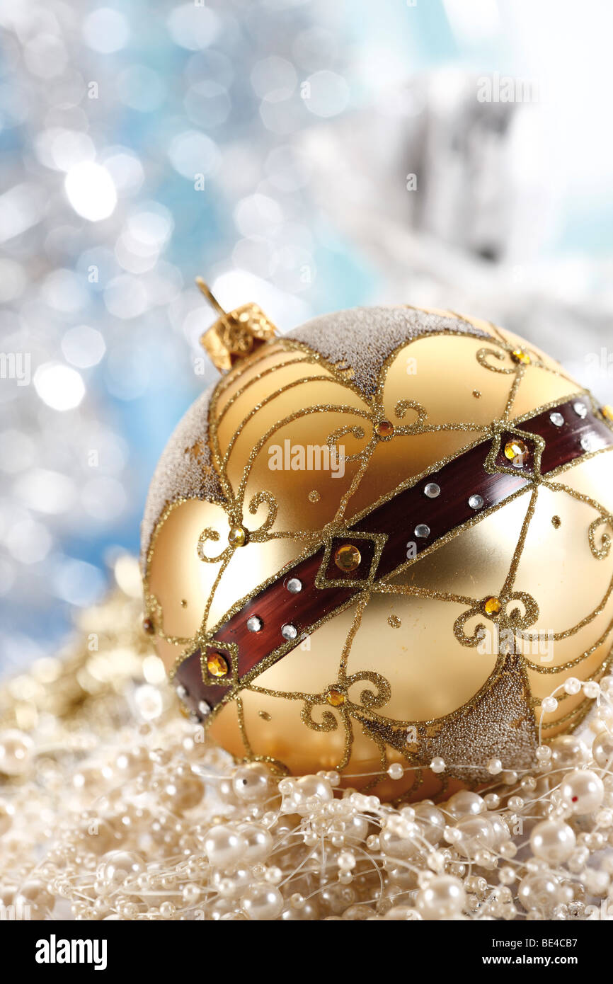 Ornamentali palla di Natale su una collana di perle Foto Stock
