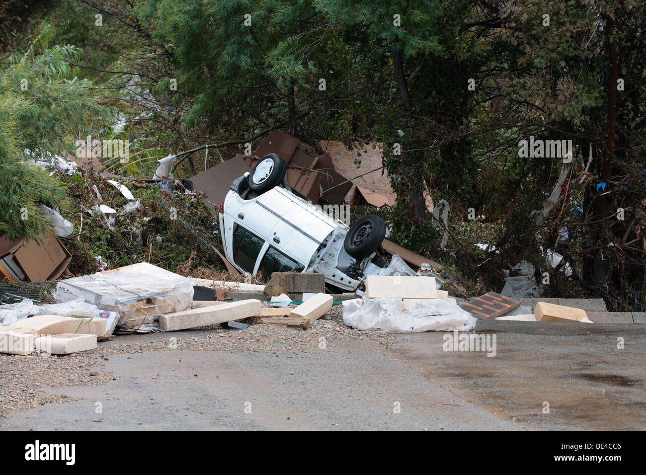 Auto rovesciate spazzati via dalle inondazioni vicino a St Maxime nel Var, Provenza, sud della Francia. Foto Stock