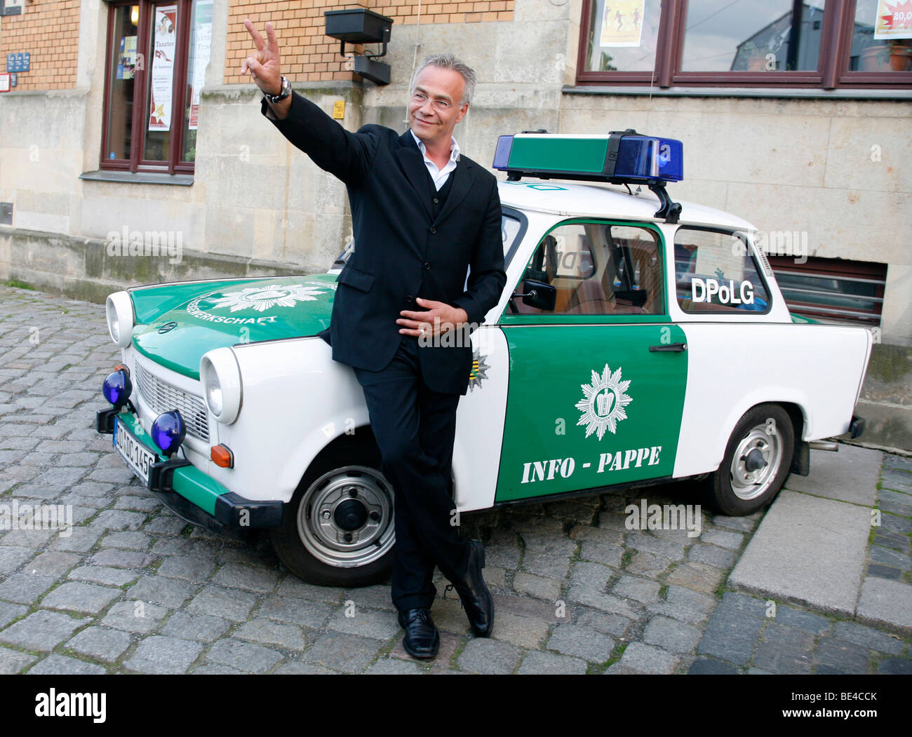 Klaus J. Behrendt, attore " Tatort', TV tedesca serie di criminalità, di fronte a una polizia Trabant vettura Foto Stock