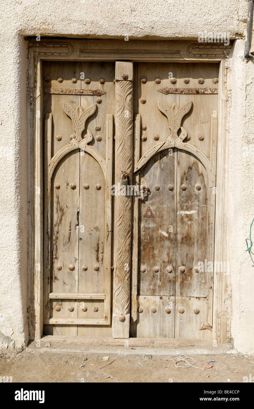 Scolpiti in legno porta nella città vecchia di Sur, Sharqiya regione, il sultanato di Oman, Arabia, Medio Oriente Foto Stock