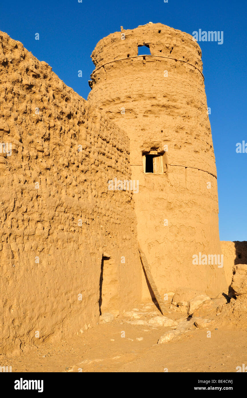 La rovina della storica città di adobe di parete Al Sulaif vicino Ibri, Hajar al Gharbi montagne, Al Dhahirah regione, il sultanato di Oman, Foto Stock