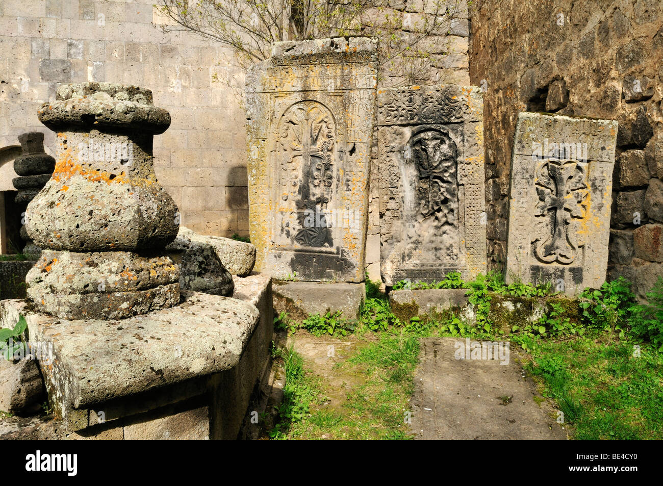 Storiche tradizionali croce armena-pietra, khachkar, Tatev monastero vicino Goris, Armenia, Asia Foto Stock