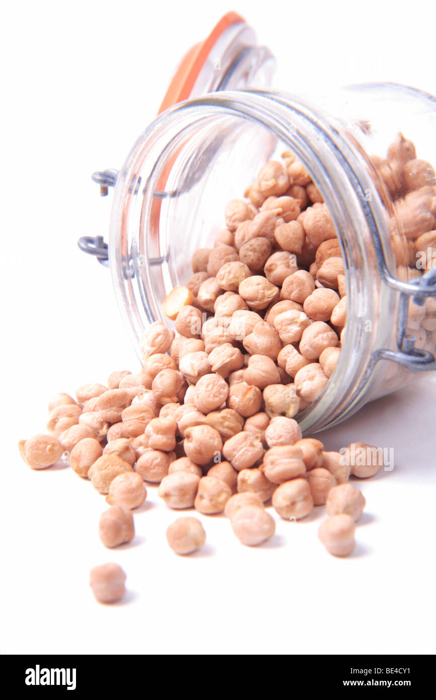 Essiccato Ceci fuoriuscita da un barattolo di storage Foto Stock