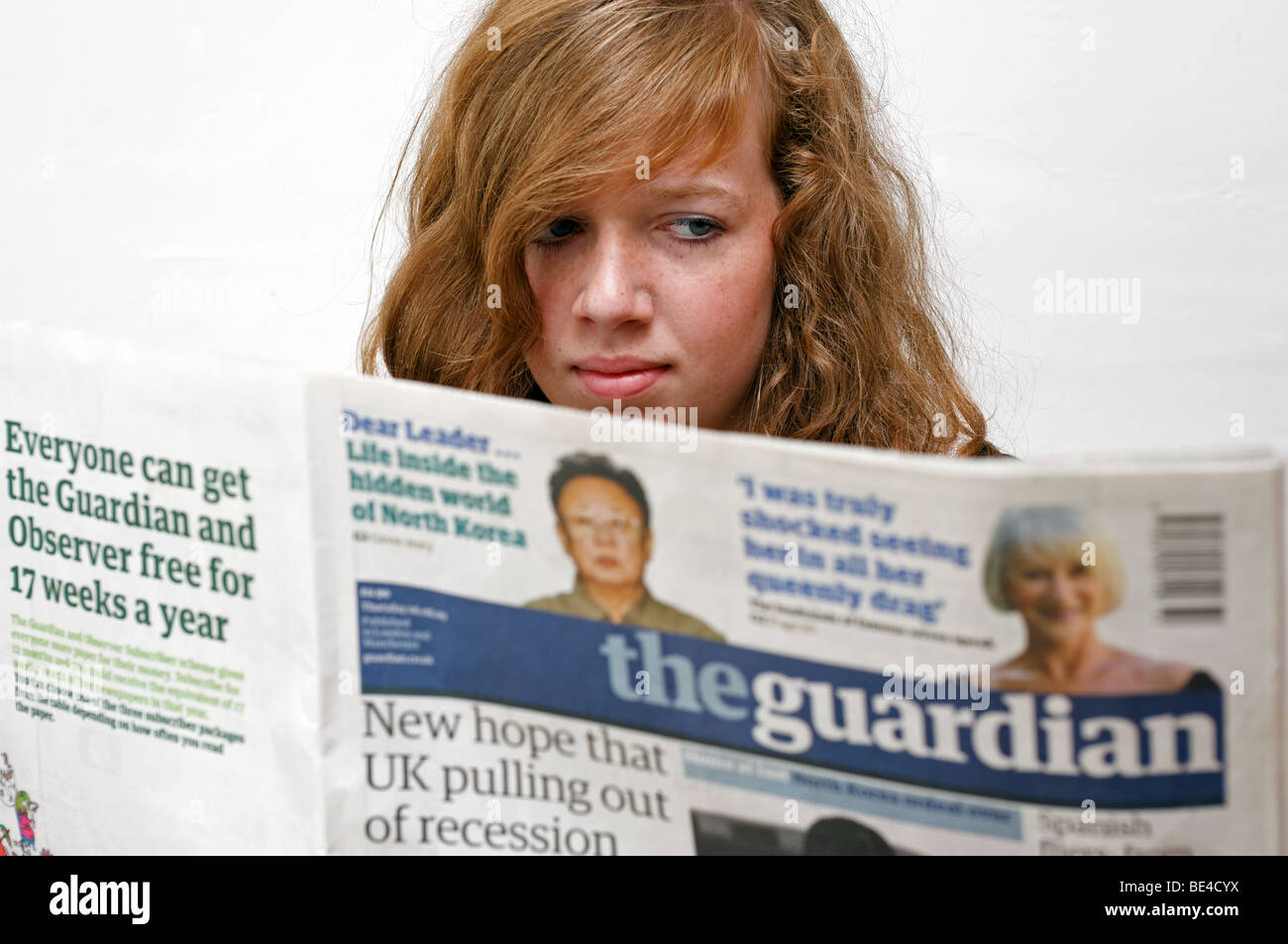 Adolescente leggendo il quotidiano The Guardian. Foto Stock