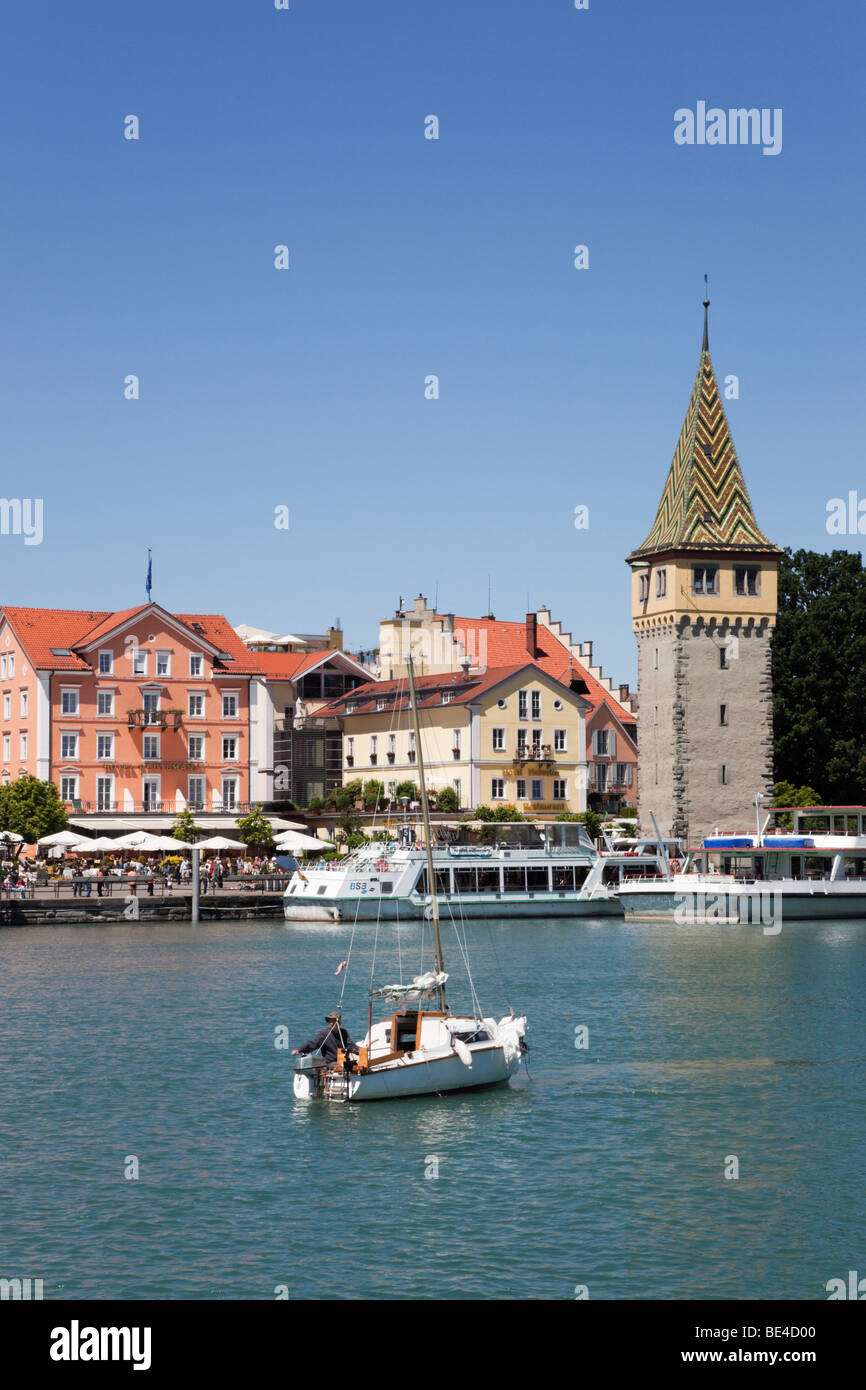 Lindau, Baviera, Germania. Vista sul porto di Torre Mangturm e lungomare pittoresco sul Lago di Costanza (Bodensee) Foto Stock