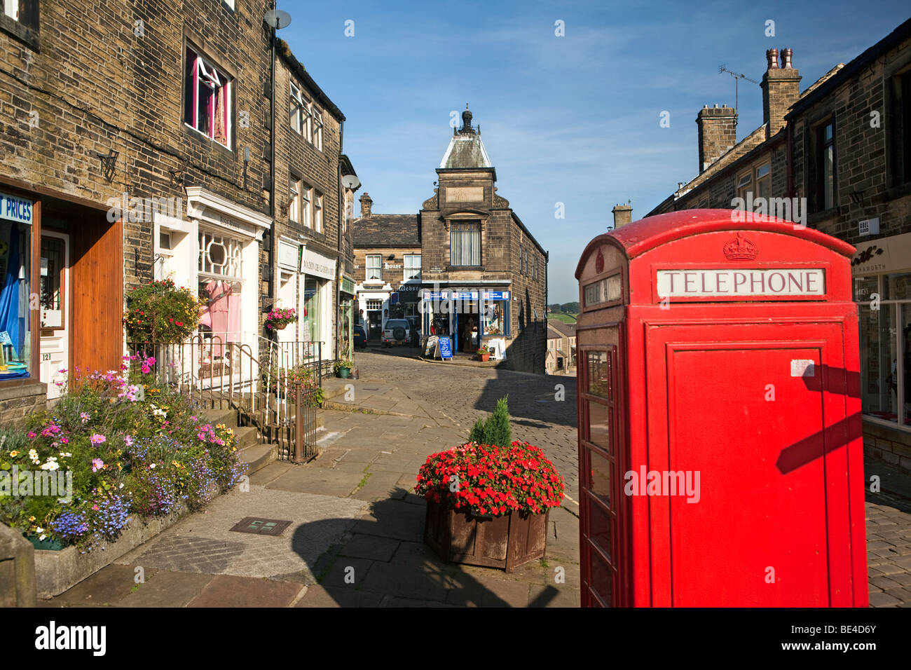 Regno Unito, Inghilterra, Yorkshire, Haworth, Main Street, K6 casella telefono dal sagrato passi Foto Stock