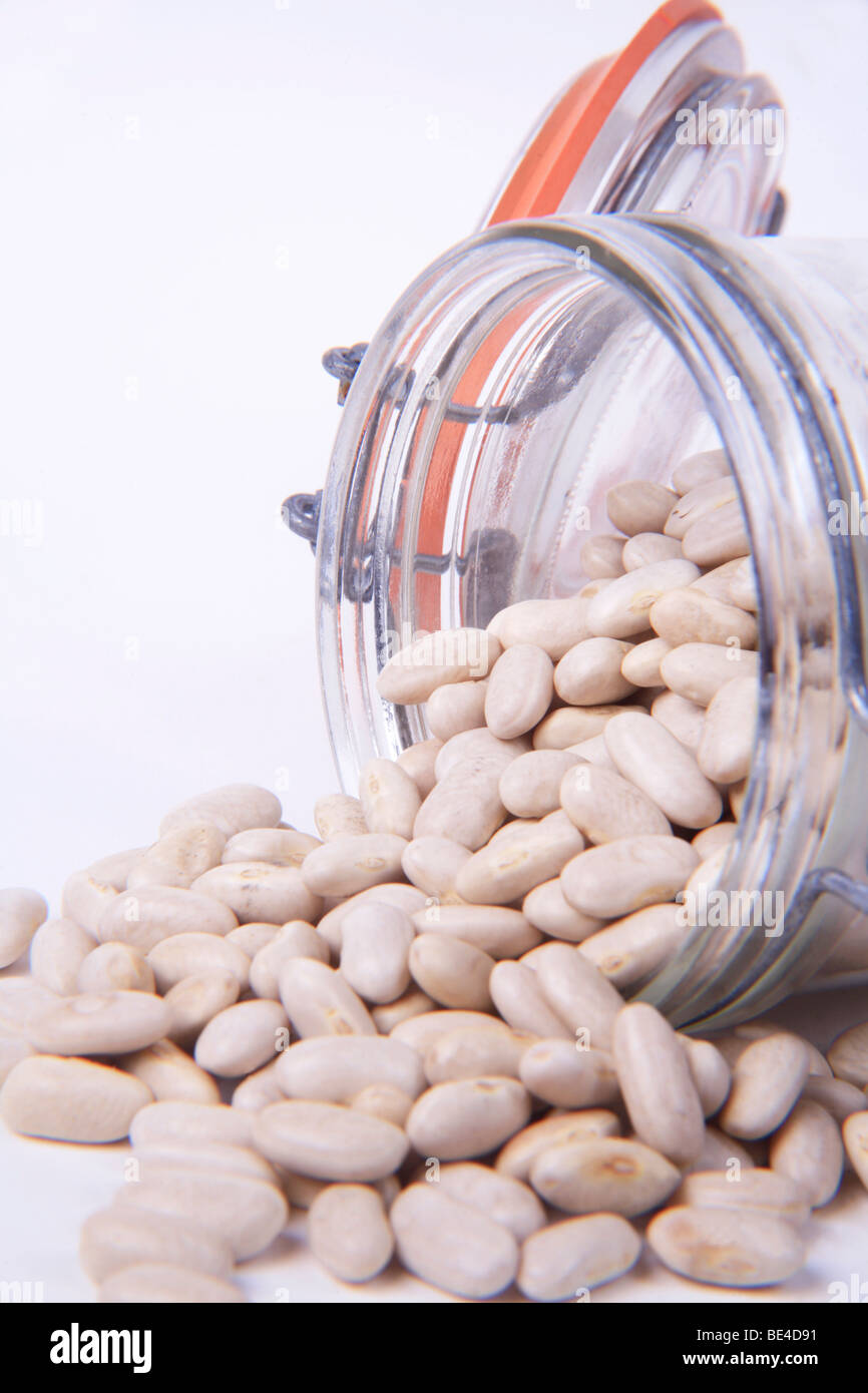 Fagioli Canellini fuoriuscita da un barattolo di storage Foto Stock