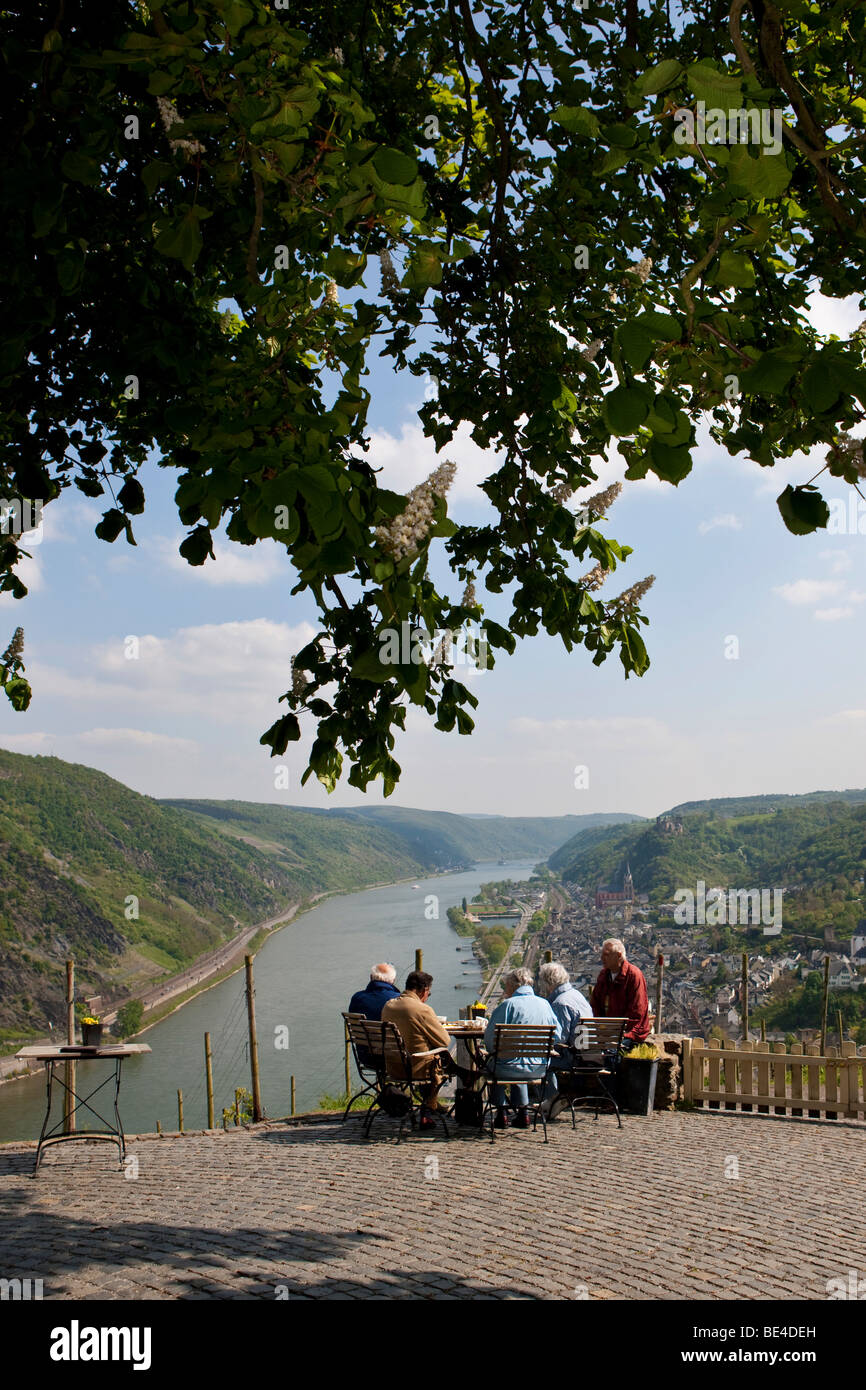 Vista dal giorno gitante's ristorante sulle città del vino di Oberwesel am Rhein, di fronte al Castello di Schoenbrunn, Oberwesel, Rhein-H Foto Stock