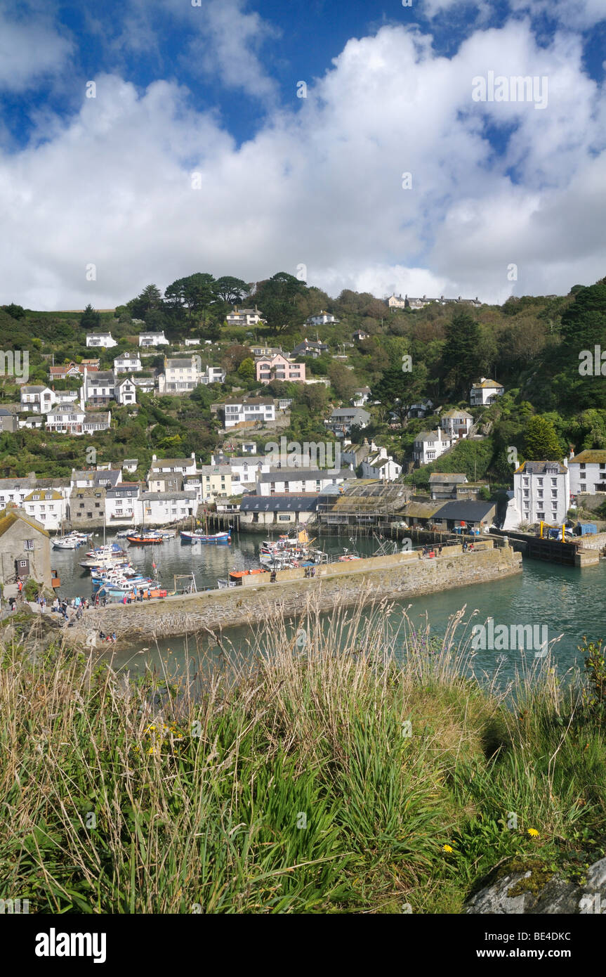 Punto di vista elevata che si affaccia Polperro Harbour, Cornwall, Regno Unito Foto Stock