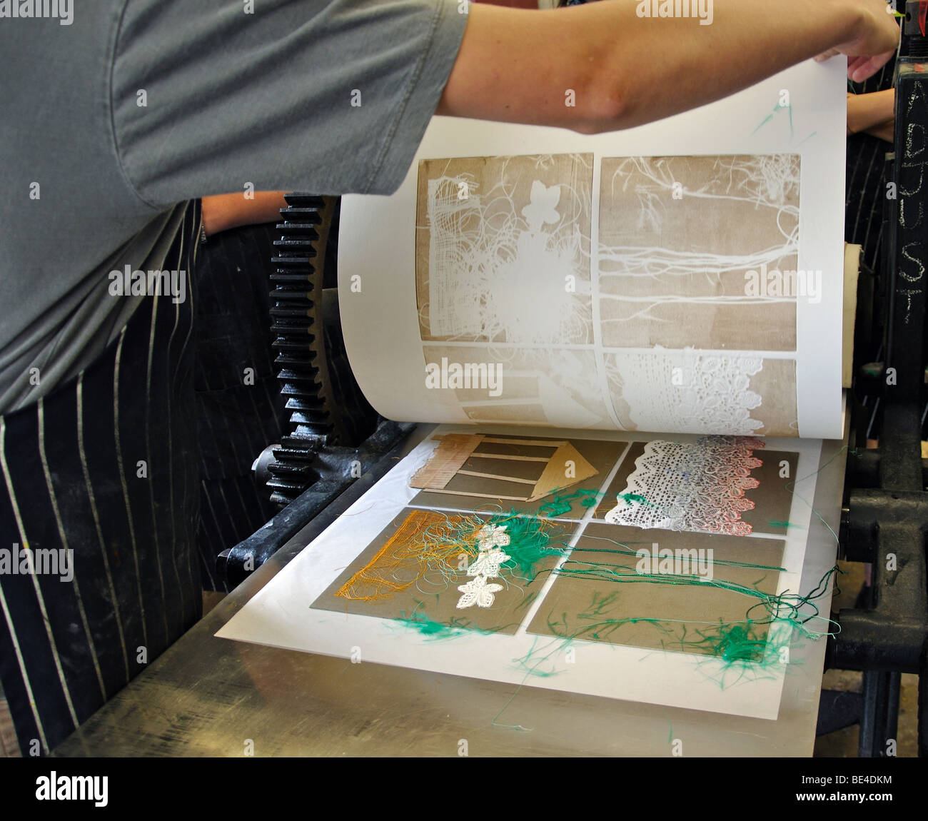 I bambini della scuola la creazione di un attacco in un studio di stampa Foto Stock