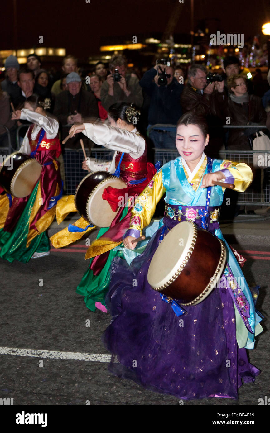 Ballerini asiatici presso il Thames Festival notte sfilata di Carnevale nel centro di Londra, Regno Unito Foto Stock