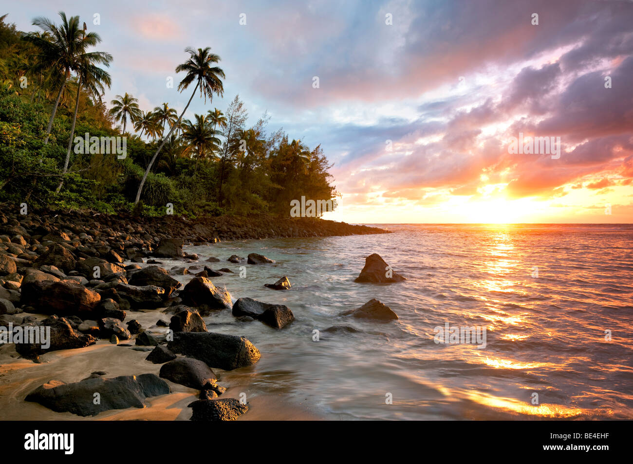 Tramonto a Kee spiaggia con palme. Kauai, Hawaii. Foto Stock
