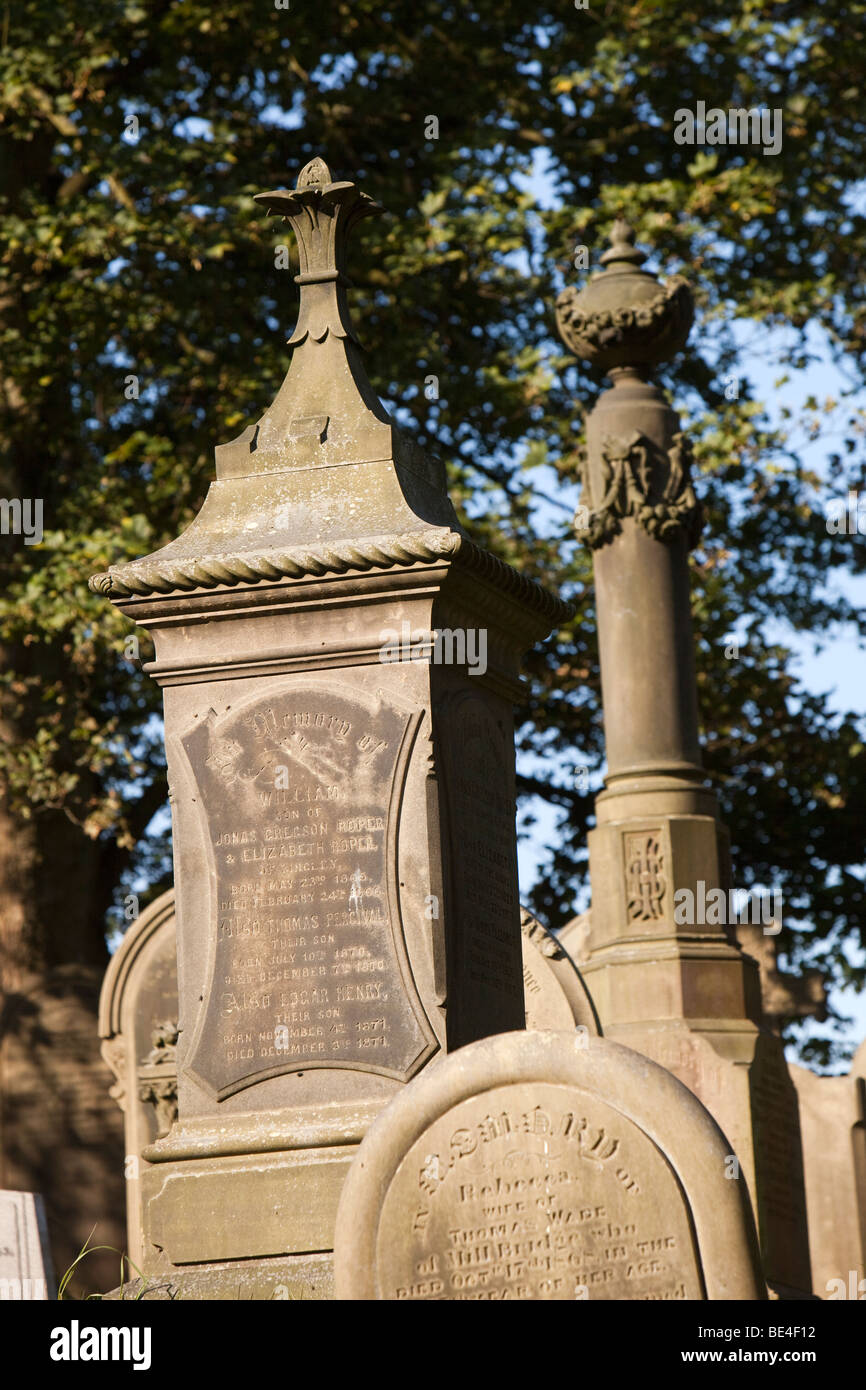 Regno Unito, Inghilterra, Yorkshire, Haworth, chiesa parrocchiale, Vittoriano tombe nel cimitero Foto Stock