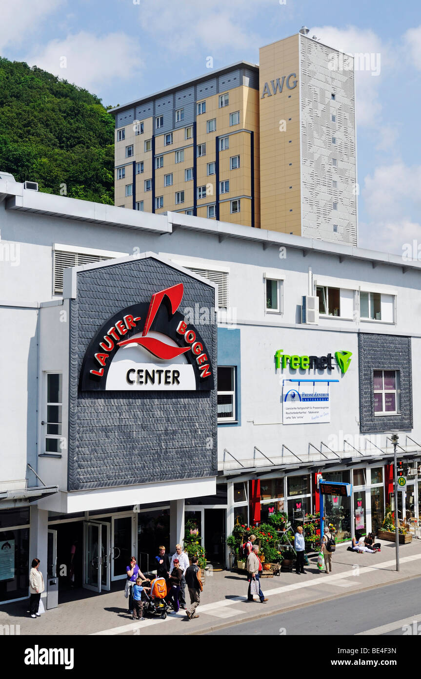 Il centro dello shopping e i prefabbricati in calcestruzzo dell'edificio della RDT, Suhl, Turingia, Germania, Europa Foto Stock