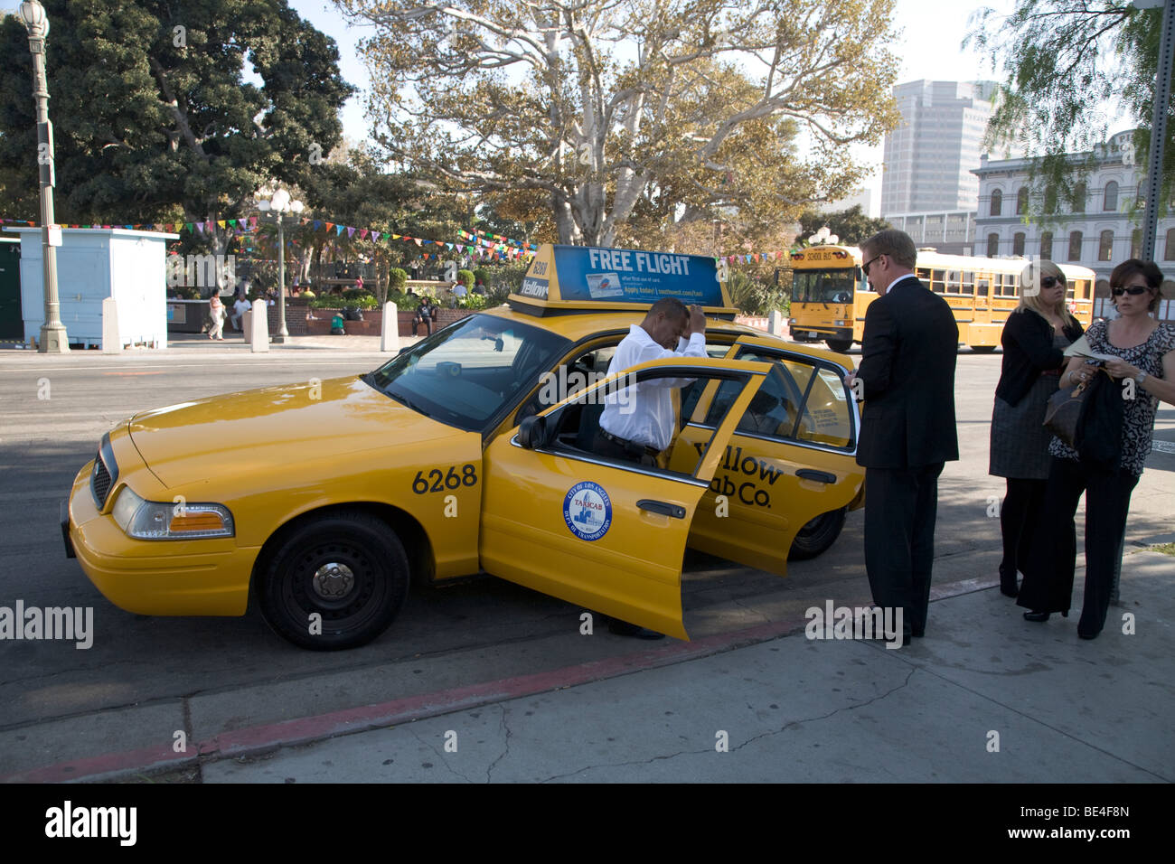 Yellow Cab tenendo i clienti a Los Angeles Foto Stock