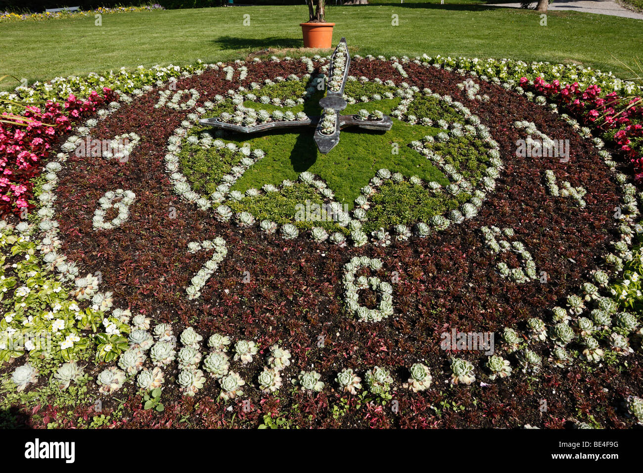 Orologio di fiori nel parco termale di Baden, boschi di Vienna, Austria Inferiore, Austria, Europa Foto Stock