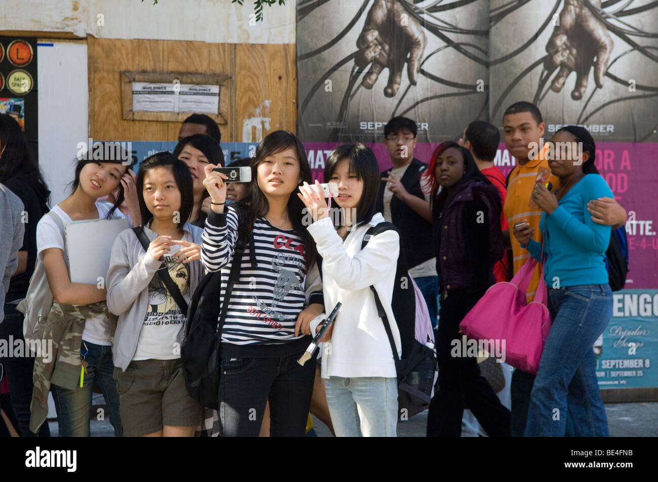 Gli adolescenti in New York fotografia con le loro macchine fotografiche digitali Foto Stock