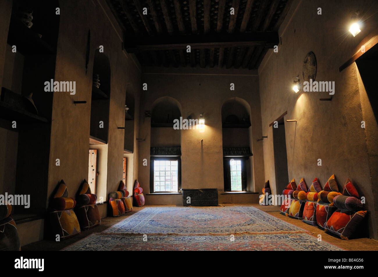 Arabo tradizionale salotto, Nizwa Fort o castello, Hajar al Gharbi montagne, Dhakiliya regione, il sultanato di Oman, Arabia, Foto Stock