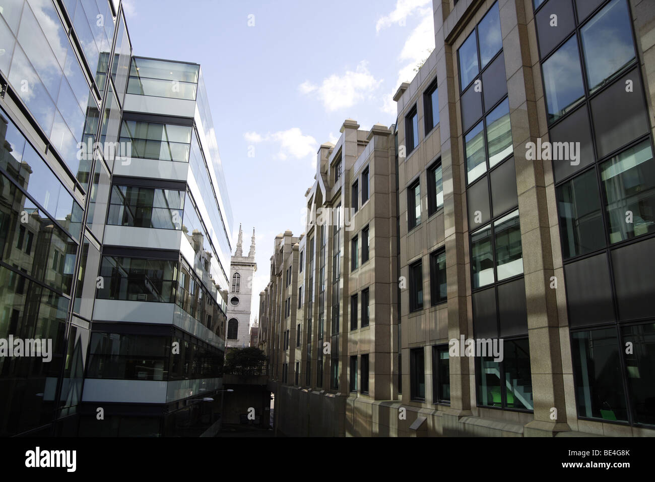 Città di architettura di Londra,landscape edifici con riflessi del caldo sole estivo.mattone di vetro ,ciottoli.il vecchio e il nuovo Foto Stock