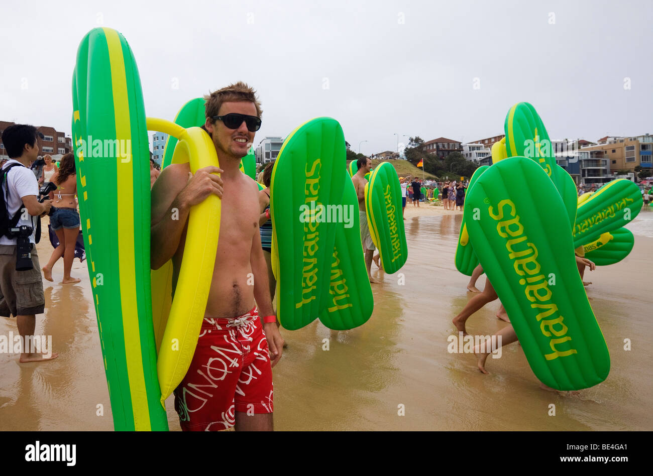 Infradito Havaianas sfida a Bondi Beach - parte dell'Australia alle celebrazioni del Giorno. Sydney, Nuovo Galles del Sud, Australia Foto Stock