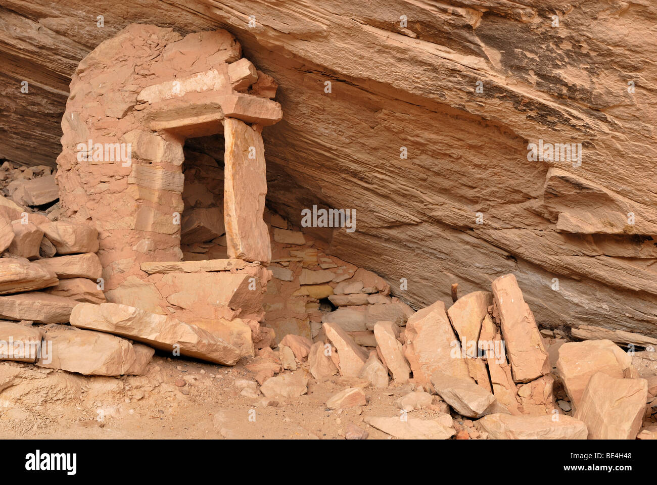 I resti storici di un'abitazione dell'Anasazi indiani, circa 900 anni, molle fredda grotta vicino Bluff, Utah, Stati Uniti d'America Foto Stock