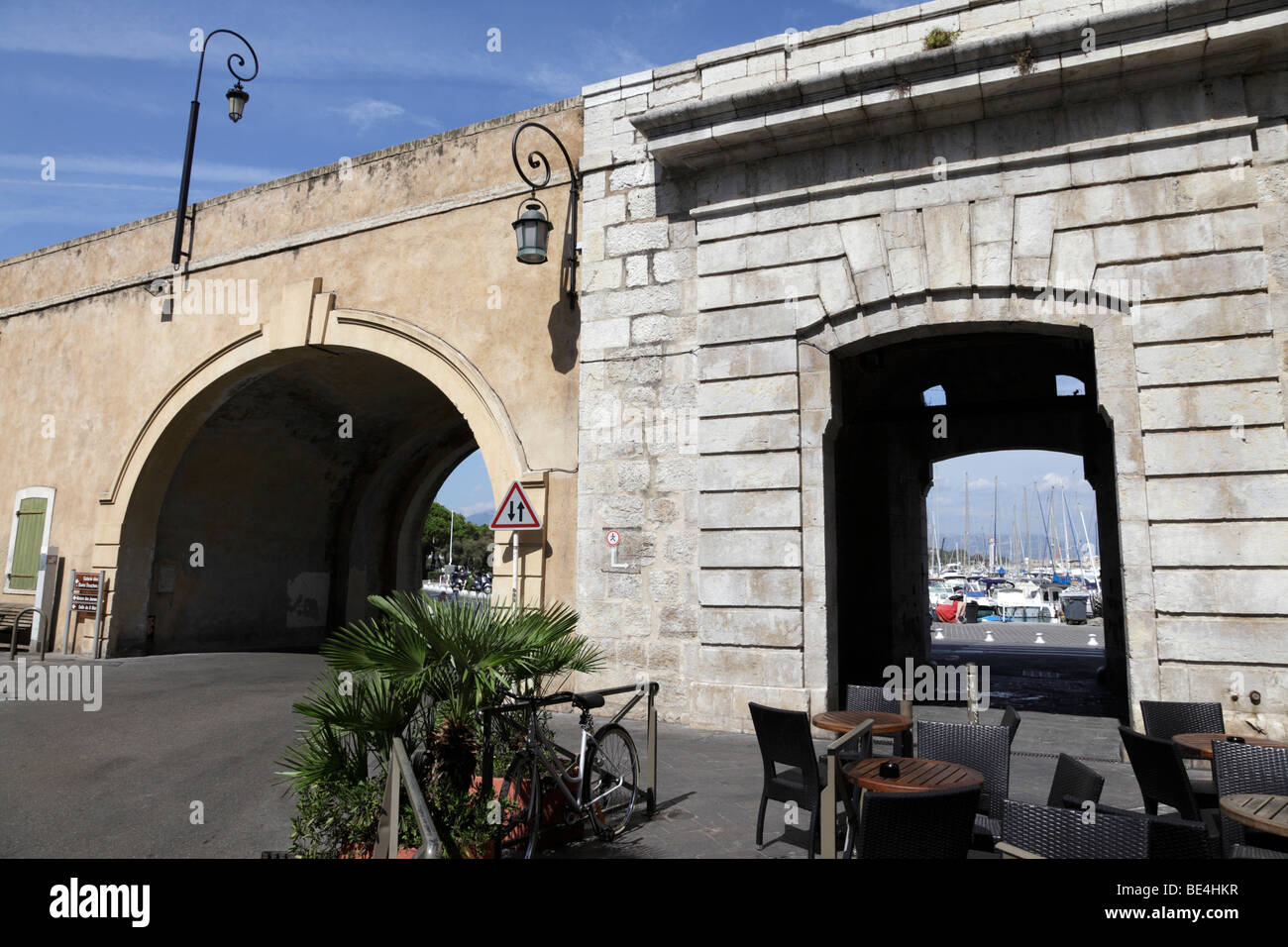 Il vecchio sea gate uscire dalla città vecchia verso Port Vauban da rue aubemon antibes sud della Francia Foto Stock